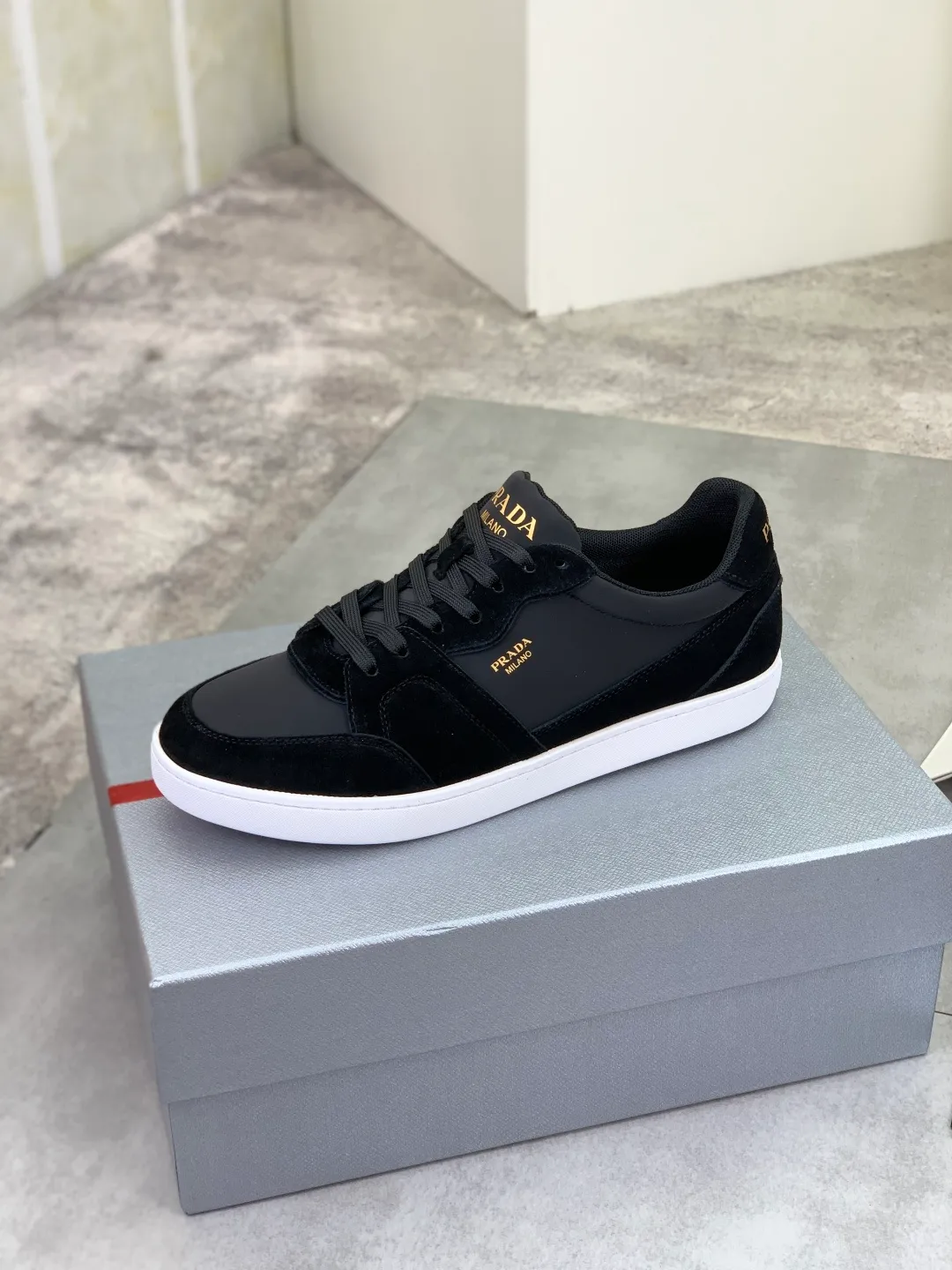 Men's shoes 💰P560💰[New model] The top version is available on the official website, 🆘 The trendy brand (Prada) mainly promotes the popular model, avant-garde and versatile fashionable men's shoes, private version mold opening, cowhide surface splicing 1:1.. Stylish and simple, original imported cowhide lining cowhide feet; the atmosphere and personality are more fashionable, eye-catching and pursuing class. It will subvert the old idea and be a must-have for fashionistas with you! Must keep it for yourself! Tall and comfortable, large and low, high-end quality workmanship. Official website’s new high-end outsole. Size: 38-45. Multiple colors available.